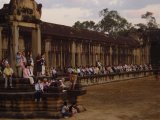Tausende von Touristen im Morgengrauen in Angkor Wat