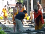 Mnche an der Arbeit im Wat Xieng Thong in Luang Prabang