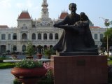 Ho Chi Minh Statue mit Kind vor dem Rathaus