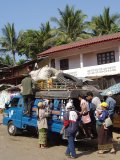 Voll beladener Bus von Luang Prabang nach Vang Vieng