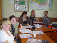 Étudiant en cours de russe en groupe à Kaliningrad