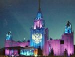 Moskauer Universität beleuchtet in der Nacht