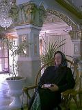 Petra verhuellt in einer luxurioese Hotelhalle in Sanandaj