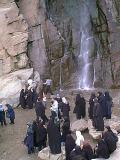Eine iranische Maedchenklasse beim Ausflug zu einem Wasserfall bei Hamadan