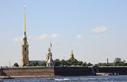 Saint-Petersbourg et la forteresse Pierre et Paul sur la Neva
